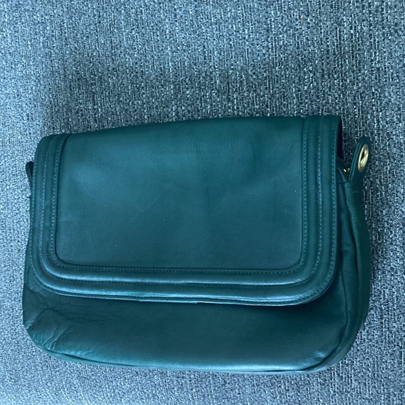 Tignanello emerald green genuine leather purse. - Picture 8 of 9